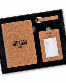 Kit Viagem 3 Peças, contendo uma mala de viagem, uma nécessaire e um porta documentos, em cores vibrantes e textura resistente. Ideal para suas viagens com praticidade e estilo.