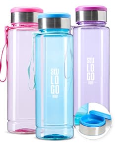 Garrafa plástica transparente com capacidade de 950ml e com compartimento para armazenar comprimidos integrado à tampa.