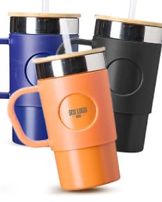 Caneca térmica 400ml de cor preta, com tampa de rosca e alça para segurar.