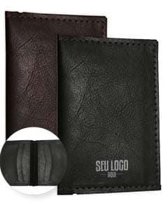 Porta cartão em couro sintético preto, com divisórias internas e fecho de botão.