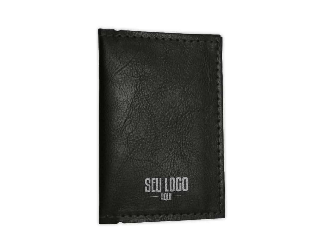 Porta cartão em couro sintético preto, com divisórias internas e fecho de botão.