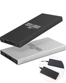 Bateria portátil de alumínio, com design moderno e compacto. Perfeita para o uso de dispositivos eletrônicos em qualquer lugar, oferecendo praticidade e mobilidade.