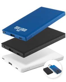 Bateria portátil de cor preta, design moderno e compacto. Feita de plástico, ideal para armazenar dados e informações em dispositivos eletrônicos como notebooks e computadores. Oferece mobilidade e praticidade para uso no escritório, em casa ou em viagens.