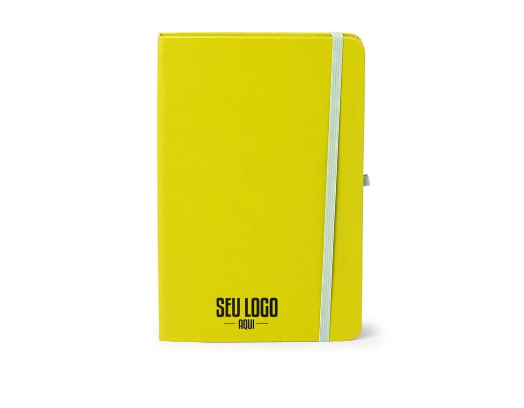 Caderneta de couro sintético vazia em um escritório amarelo, com espaço para inserir notas e documentos.