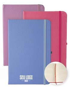 Caderneta em Couro Sintético com papel em branco, design vintage e textura grunge. Possui espaço para notas, mensagens e lembretes, ideal para escrita e armazenamento de informações. Capa protetora em couro sintético marrom, com detalhes em preto e rosa, remete a um estilo antigo e elegante. Ótima opção para uso no escritório, na escola ou em casa.