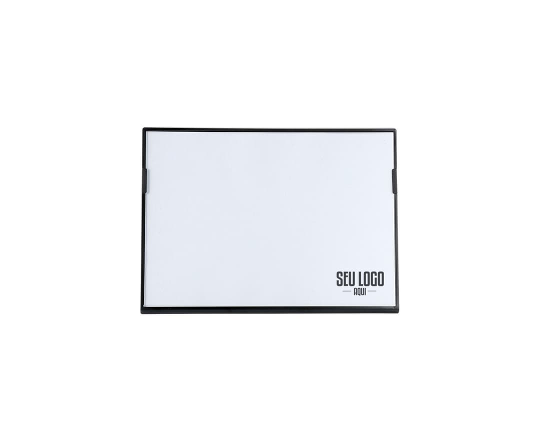 Expositor Porta Retrato A4 em 3D, vazio e aberto, adequado para exibir papel, documentos ou fotos. Ideal para uso em escritório, negócios ou em casa para transmitir mensagens e informações. Feito de plástico resistente, com design moderno e compacto.