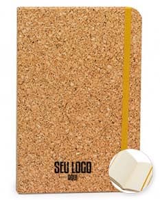 Caderneta couchê antiga de papel marrom envelhecido, textura áspera e manchada, vazia, com aspecto vintage e sujo. Páginas amareladas e desgastadas, remetendo a um material isolante e de construção.
