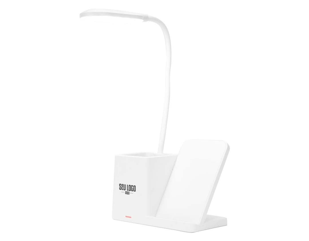 Luminária LED Multifuncional: Imagem de papel em branco, com design vazio de escritório contendo elementos gráficos como ícones, símbolos e espaço em branco para escrever mensagens ou notas. A imagem inclui objetos de escrita como notebook, envelope, post it, cartão e etiqueta, com um estilo moderno e educativo. Cores predominantes são o rosa, prateado e metalizado, com reflexos brilhantes.