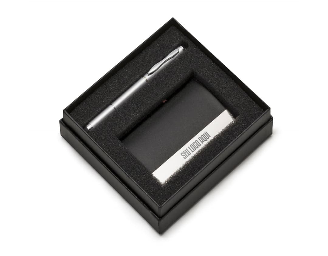 Kit Executivo 2 Peças em tecnologia avançada e design moderno. Equipamento eletrônico portátil e multifuncional com tela digital, teclado, notebook e celular. Ideal para uso empresarial, com botões de fácil acesso e conexão wireless. Compartimento para armazenamento seguro e organizado.