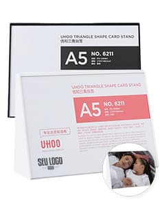 Expositor porta retrato A5 para web sites, templates e cartões de negócio. Ideal para exibir fotos ou cartões em papel em design moderno e criativo. Pode ser utilizado como banner, ícone ou elemento gráfico em escritórios. Perfeito para layout de envelope, sinalização corporativa ou identidade visual. Ótima opção para apresentações, documentos ou brochuras impressas. Compatível com sites de comércio eletrônico e campanhas de marketing. Disponível em preto e laranja, com padrão de listras e textura elegante.