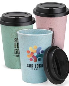 Copo de fibra de arroz de 450ml em cor marrom, feito de material sustentável. O copo está vazio e sobre uma mesa brilhante, com reflexo visível na superfície. O design é moderno e resistente, ideal para bebidas quentes ou frias.