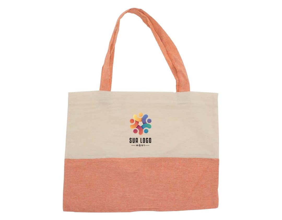 Sacola ecológica de algodão marrom, vazia, com alça e design elegante. A imagem mostra um objeto de moda e estilo, ideal para compras ou presentes, feito de material seguro e resistente.