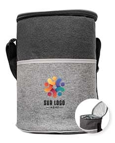 Bolsa térmica de 16 litros em metal e couro preto, com detalhes em prata e marrom. Possui alça de transporte, fecho de zíper e compartimento interno para armazenamento de objetos pessoais. Ideal para manter alimentos e bebidas quentes ou frios por mais tempo.
