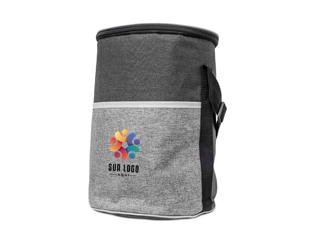 Bolsa térmica de 16 litros em metal e couro preto, com detalhes em prata e marrom. Possui alça de transporte, fecho de zíper e compartimento interno para armazenamento de objetos pessoais. Ideal para manter alimentos e bebidas quentes ou frios por mais tempo.