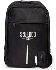 Mochila preta em couro, com alça, zíper e detalhes em metal. Ideal para viagens, compras e estilo casual. Com capacidade de 28 litros, possui design elegante e moderno, sendo perfeita para transporte de acessórios e equipamentos pessoais.