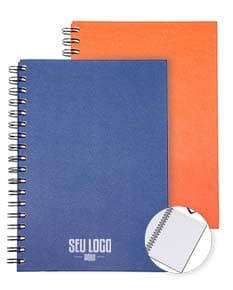 Caderno Cromato em design preto, com páginas em branco para anotações e espaço para adicionar mensagens e listas. Possui capa de proteção marrom em textura de madeira e anéis para manter as páginas organizadas. Ideal para uso no escritório, estudo ou reuniões de negócios.