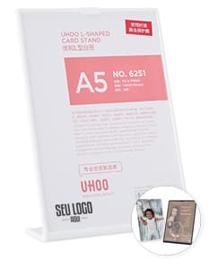 Expositor Acrílico A5 em um design moderno e limpo, com espaço para inserção de informações e elementos gráficos. Ideal para exibição de cartões, menus ou informações corporativas em um site de negócios.