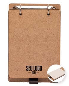 Bloco de anotações ecológico feito de papel reciclado com capa de couro marrom, vintage e antiga. Textura grunge e envelhecida, ideal para escrita de mensagens e lembretes. Embalagem vintage de papelão, perfeita para presentes e escritório.