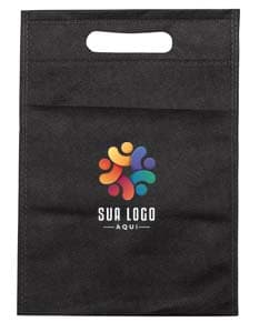 Carteira preta, bolsa de papelão vazia, notebook com quadro negro ao fundo, antigo cartão de memória em cima de um caderno de couro marrom.