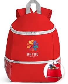 Mochila térmica de 10 litros em destaque, feita de material plástico resistente. A mochila contém um recipiente especial para armazenamento de líquidos, como garrafas de água. A embalagem possui um rótulo com informações sobre o produto e design colorido, ideal para viagens e passeios.