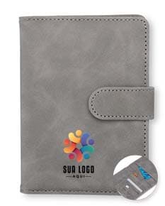 Porta-passaporte em Couro Sintético de cor preta, com costura em destaque e espaço interno para inserir o passaporte.