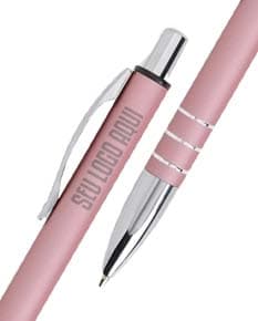 Caneta Metal preta sobre fundo branco. A caneta tem design elegante e corpo em metal, ideal para escrita suave.
