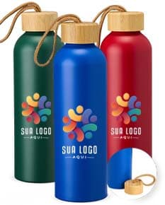 Garrafa de Alumínio 800ml na cor prateada, com tampa de rosca e detalhes em preto. A garrafa está sobre uma mesa de madeira.