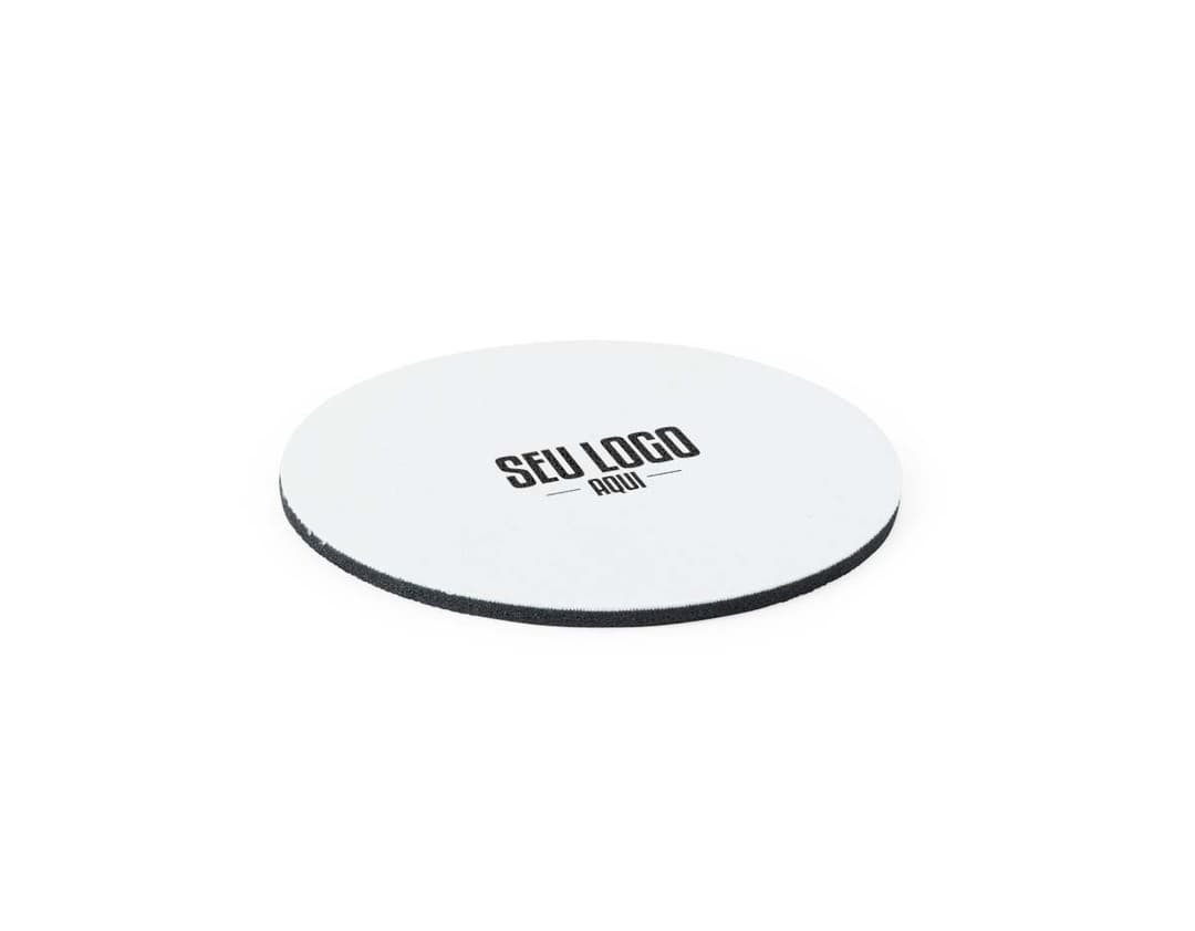 Porta-Copos de Couro Sintético em formato redondo e cor marrom escuro, ideal para proteger a superfície de mesas e móveis.