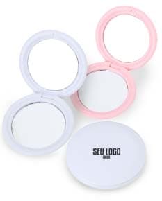 Espelho Duplo Plástico com base em plástico resistente, dobrável ao meio, ideal para maquiagem e cuidados com a pele.
