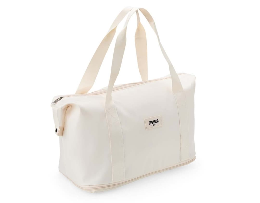 Bolsa esportiva feita de poliéster preto com alças, fecho de zíper e logo de marca branca na frente.