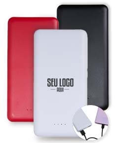 Power Bank 10.000mAh preto com indicador de bateria e duas portas USB para carregamento rápido.