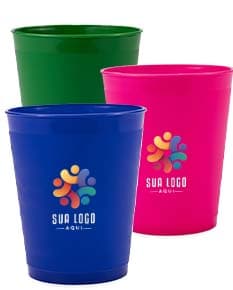 Copo Plástico 450ml transparente com design elegante e resistente.