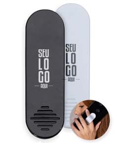 Suporte emborrachado para celular em cor preta, com encaixe ajustável e design moderno.
