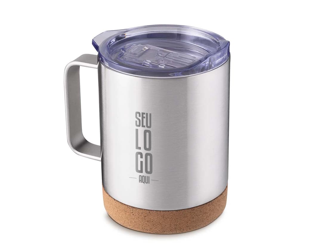 Caneca Térmica em metal prateado e vazio, com design 3D e brilhante. Ao redor, há objetos como lâmpada, garrafa, lata e binóculos. Reflete a tecnologia e praticidade do produto.