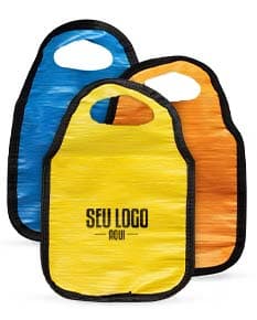 Imagem de um Lixocar de Plástico Reciclável preto e rosa, moderno e elegante. O acessório possui alça, zíper, fivela, logo da marca em couro e é ideal para carregar pequenos objetos em viagens ou no dia a dia.