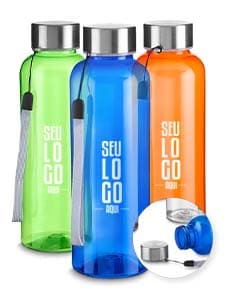 Garrafa plástica de 500ml em cor amarela, com tampa de metal e design transparente. A garrafa contém líquido e está próxima de um frasco de cremes e um frasco de perfume. A imagem mostra objetos de cuidados de higiene e beleza no banheiro.