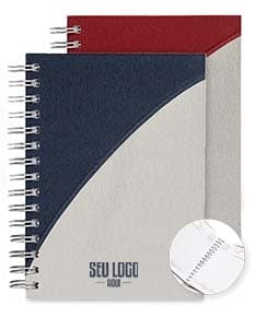 Agenda Diária 2025 com capa preta, espiral, espaço para escrever notas, listas e compromissos, design moderno, feita em metal e papel, ideal para organizar o dia a dia no trabalho, na escola ou em reuniões de negócios.