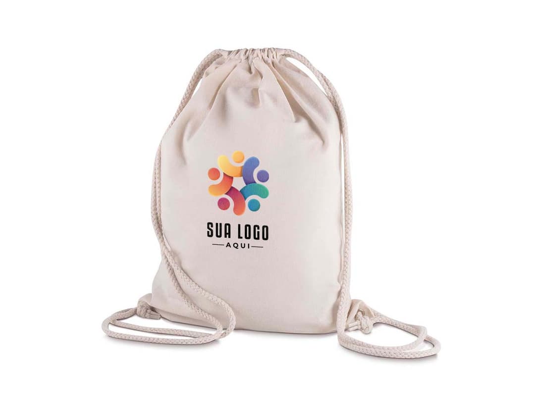 Mochila em algodão: contém uma sacola grande em algodão, de cor clara e resistente. Ideal para transportar objetos, alimentos e bebidas, como garrafas de água e recipientes de plástico. Ótima opção para quem busca praticidade e durabilidade no dia a dia.
