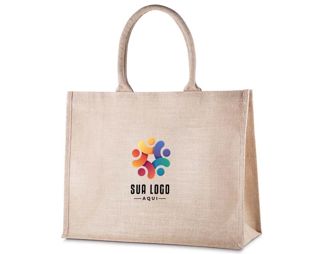 Sacola em juta marrom com fecho de ziper e alça de couro. O design elegante e resistente oferece segurança para suas compras, trazendo um toque de luxo ao seu estilo. Ideal para uso pessoal ou como presente, garantindo proteção e praticidade em suas aquisições.