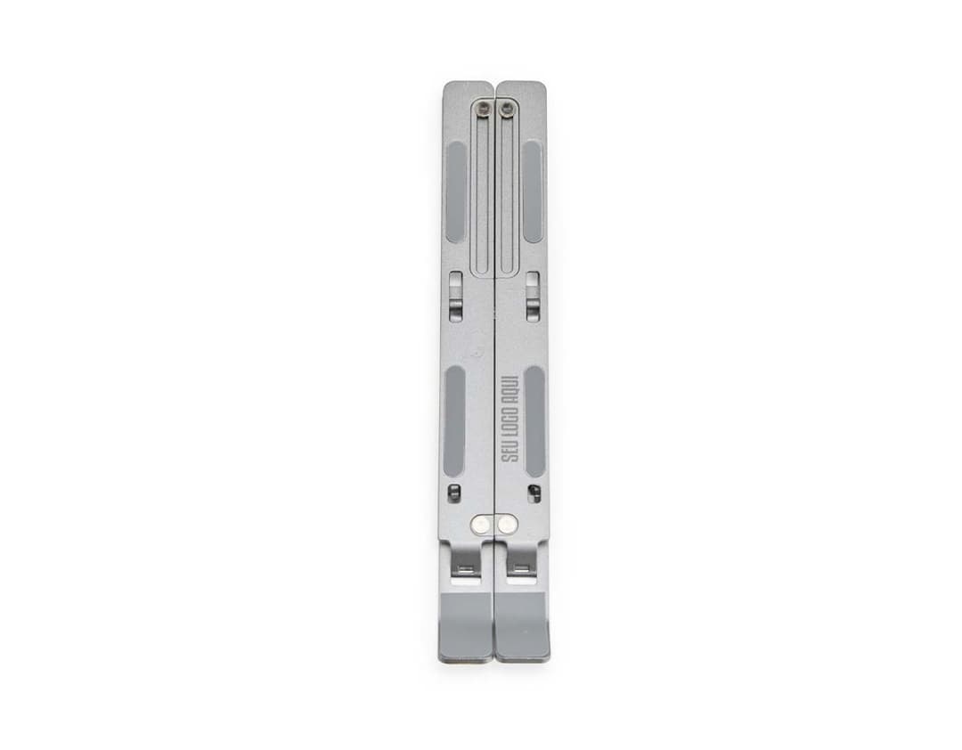 Suporte retrátil para notebook feito de metal e aço, sendo uma ferramenta tecnológica e moderna para facilitar o uso do dispositivo.