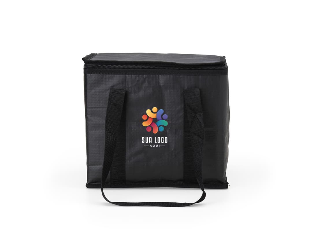 Mala térmica de 12 litros com design moderno e elegante, ideal para transportar alimentos e bebidas de forma prática e segura. A imagem mostra uma pessoa sorridente, segurando a bolsa térmica em um ambiente de compras, transmitindo felicidade e praticidade.
