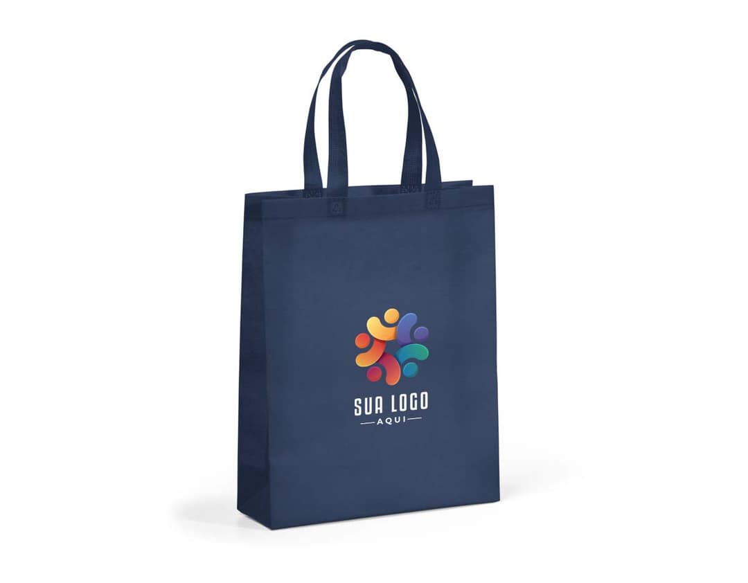 Sacola non-woven marrom e amarela, vazia, com alças e etiqueta de preço. Representação de um produto de luxo para compras e presentes.