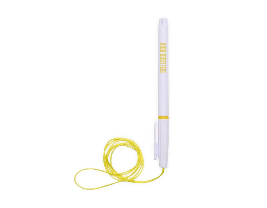 Caneta plástica com cordão, objeto de escrita em plástico preto, com design ajustável e cordão para fixação. Ideal para uso em escritórios, escolas e em casa.