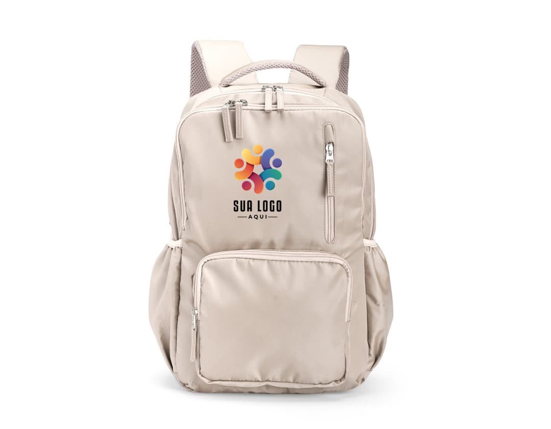 Mochila Poliéster 18 Litros em cor preta, com alças ajustáveis e vários bolsos externos.
