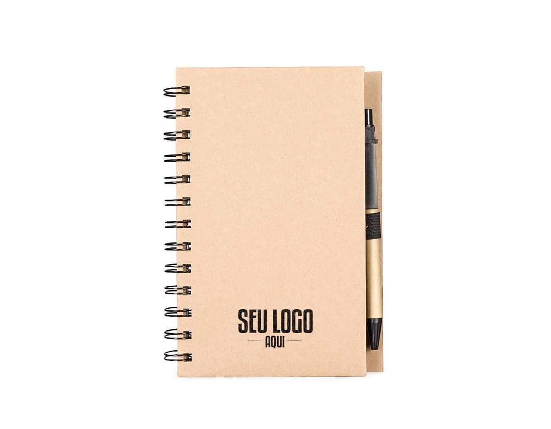 Caderno Ecológico com capa de papel kraft marrom, fecho de elástico e detalhe de folha verde. Páginas internas em papel reciclado.