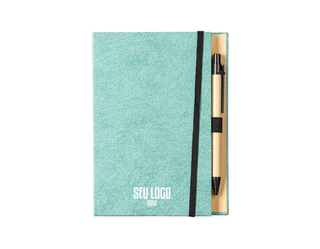 Bloco de anotações em papel reciclado com capa marrom e elástico azul, sobre uma mesa de madeira.