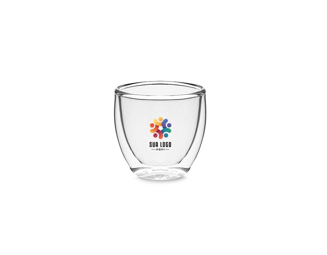 Conjunto de copos de vidro transparentes em uma mesa de madeira.