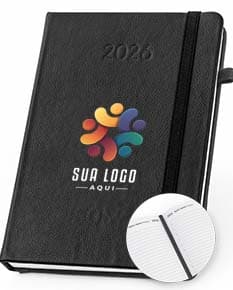 Agenda A5 em PU 2026 na cor preta com fecho magnético e páginas em papel reciclado.