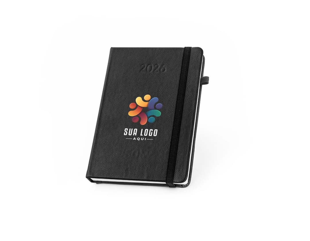 Agenda A5 em PU 2026 na cor preta com fecho magnético e páginas em papel reciclado.