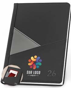 Agenda A5 em PU 2026 na cor preta, com fecho magnético e acabamento de costura aparente.
